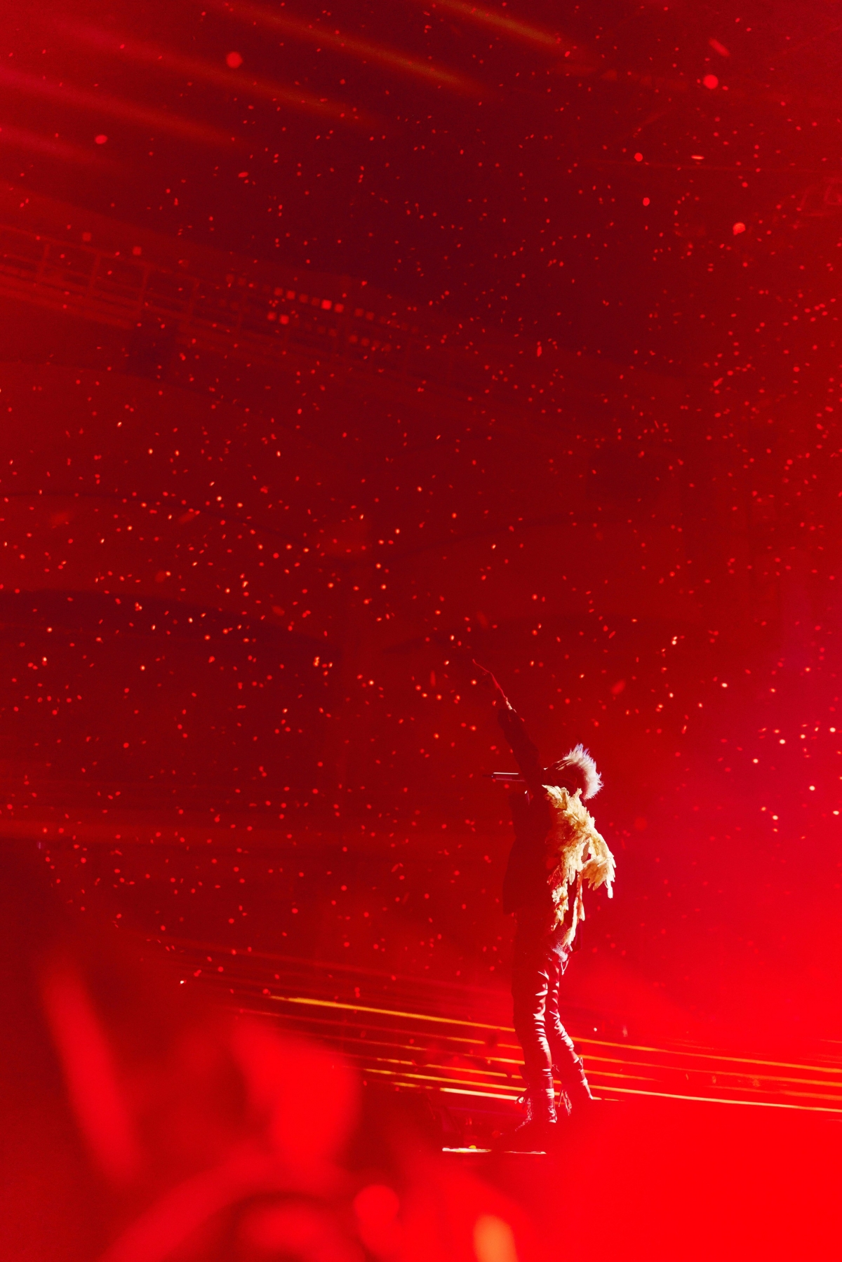 G‑Dragon tỏa sáng trước đám đông khổng lồ, với ánh đèn sân khấu và hiệu ứng hình ảnh tạo nên bầu không khí K-Pop cuồng nhiệt. (Ảnh: Übermensch World Tour)