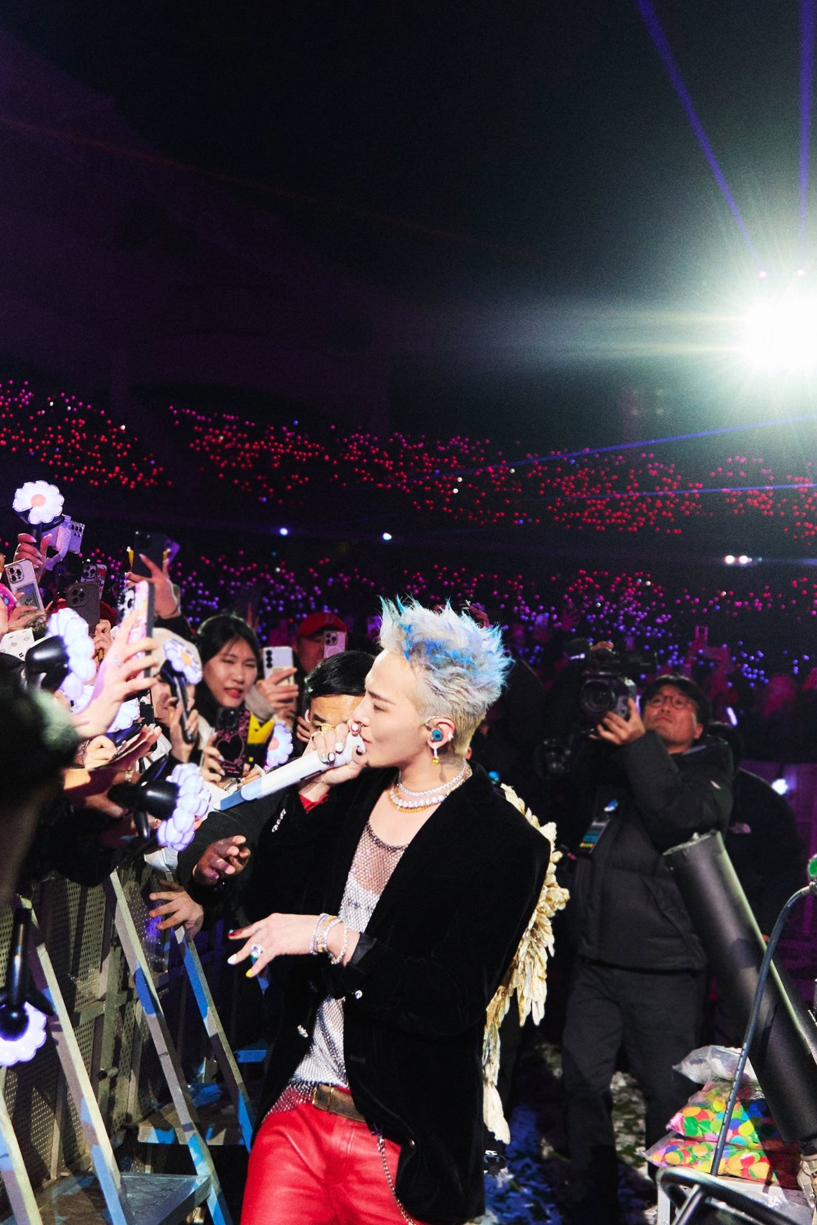 Trên sân khấu tour diễn, G‑Dragon thể hiện sức hút vượt thời gian, kết nối fan toàn cầu bằng âm nhạc và phong cách độc đáo. (Ảnh: Übermensch World Tour)