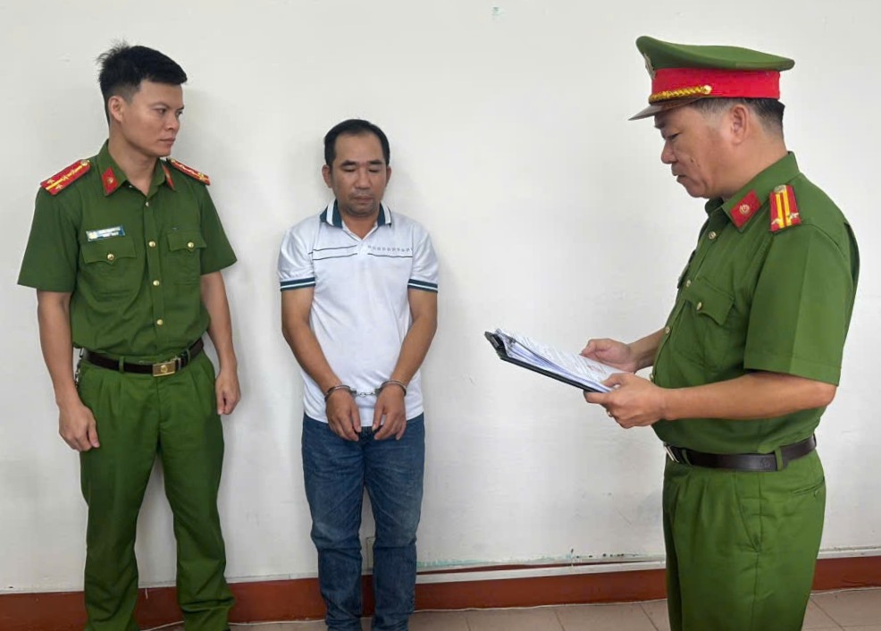 Cơ quan Cảnh sát điều tra Công an TP Đà Nẵng tống đạt các quyết định đối với Trần Văn Hùng.