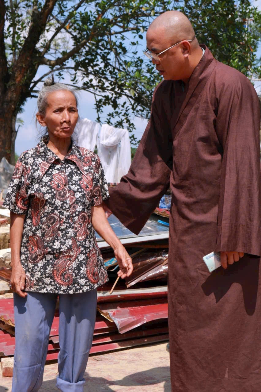 Đại đức Thích Minh Phước, trụ trì chùa Liên Hoa đã trực tiếp đi nhiều chuyến ra tặng quà  đồng bào vùng bị thiên tai