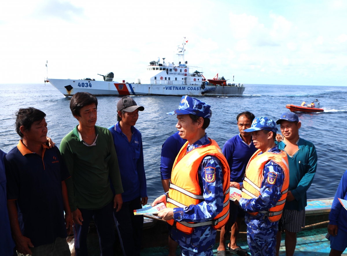 Đại tá Lê Văn Tú, trực tiếp lên táu cá tuyên truyền cho ngư dân.