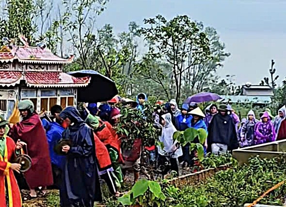 Đám tang em M. tại quê nhà. (Ảnh cắt từ video)