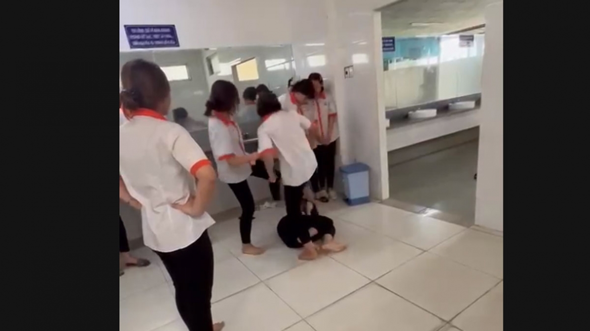 Em T.L bị đánh hội đồng khiến gia đình xót xa (ảnh cắt từ video chia sẻ mạng xã hội)