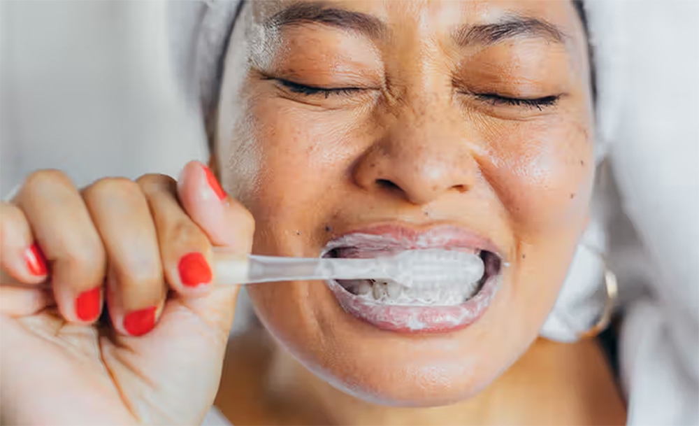 Hãy tránh một số sai lầm khi đánh răng, như đánh răng ngay sau bữa ăn. (Ảnh: Healthline)