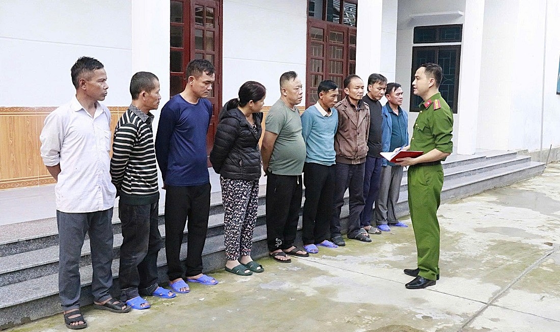 Các đối tượng đánh bạc bị bắt giữ. Ảnh: Văn Hậu.