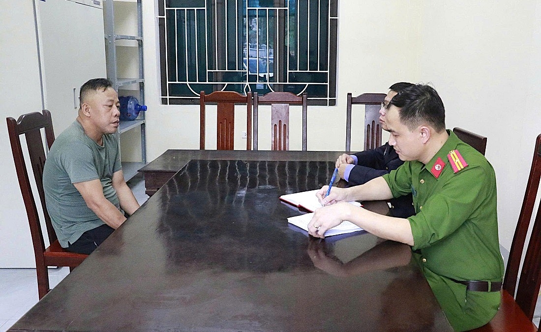 Cơ quan chức năng lấy lời khai Hoàng Đình Sơn. Ảnh: Văn Hậu.