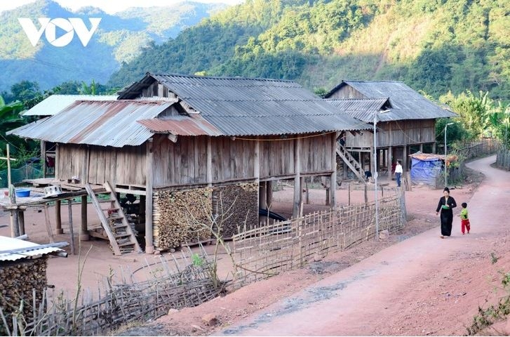 Phong tục ở nhà sàn vẫn được đồng bào các dân tộc Thái, Xinh Mun, Khơ Mú... ở Điện Biên - Tây Bắc lưu giữ