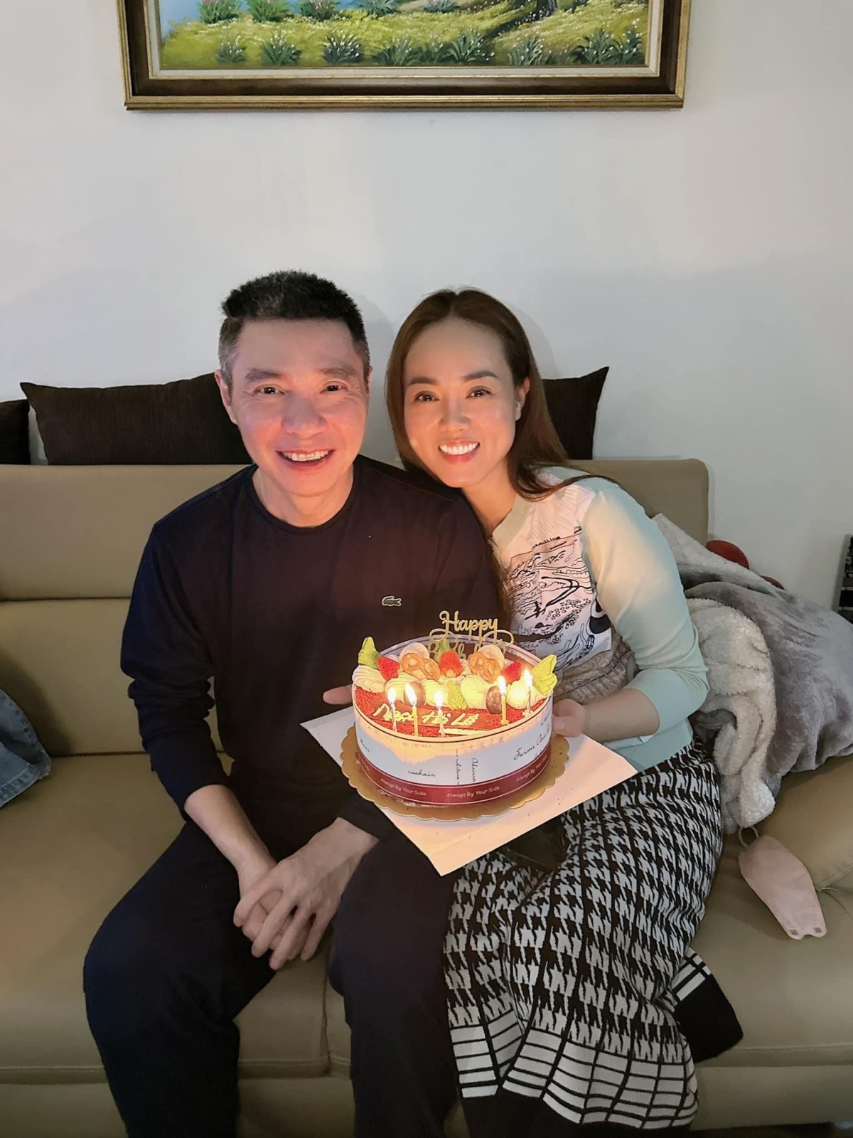 Sao Việt 14/11: Mới đây, bà xã Công Lý đã lên tiếng chia sẻ về tình trạng sức khỏe hiện tại của chồng. Cô phủ nhận việc giấu nhẹm sự thật về sức khỏe của nghệ sĩ Công Lý. Ngọc Hà khẳng định hiện tại "cô Đẩu" đang hoàn toàn ổn định, sức khỏe ngày càng tiến triển tốt hơn.