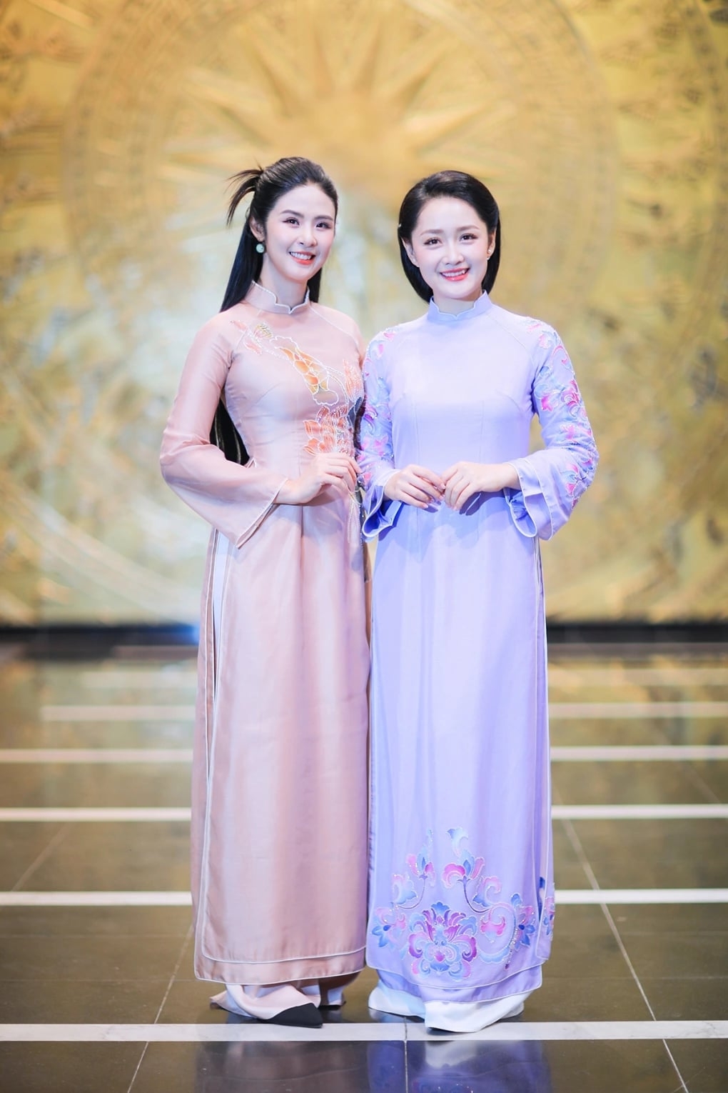 Hoa hậu Ngọc Hân, MC Thu Hà hội ngộ tại buổi ghi hình chương trình 'Trái tim cho em' để quyên góp tiền phẫu thuật cho trẻ em bị bệnh tim bẩm sinh.