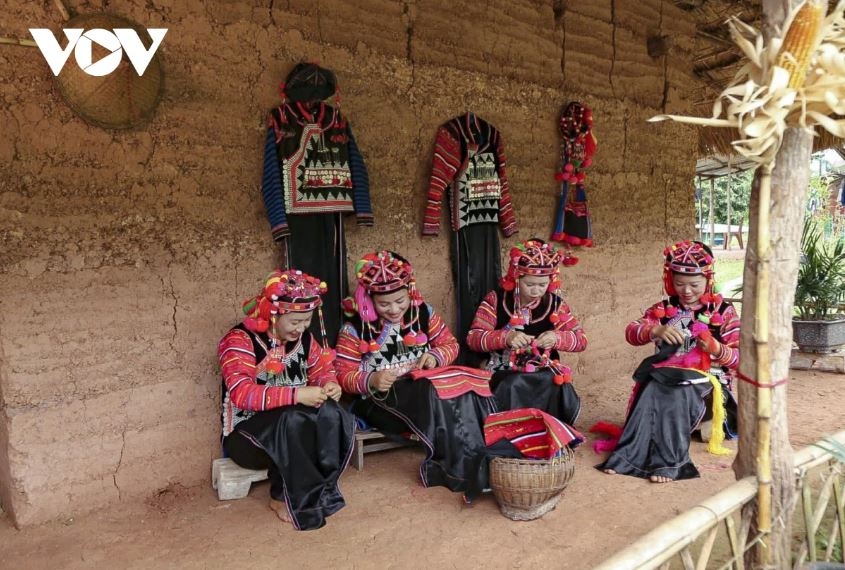 Được các bà, các mẹ dạy cho từ bé, đến khi trưởng thành, nhiều chị em đã thuần thục với việc thêu thổ cẩm