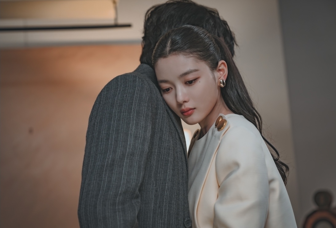 Biểu cảm lạnh lùng của Kim Yoo Jung trong "Dear X"