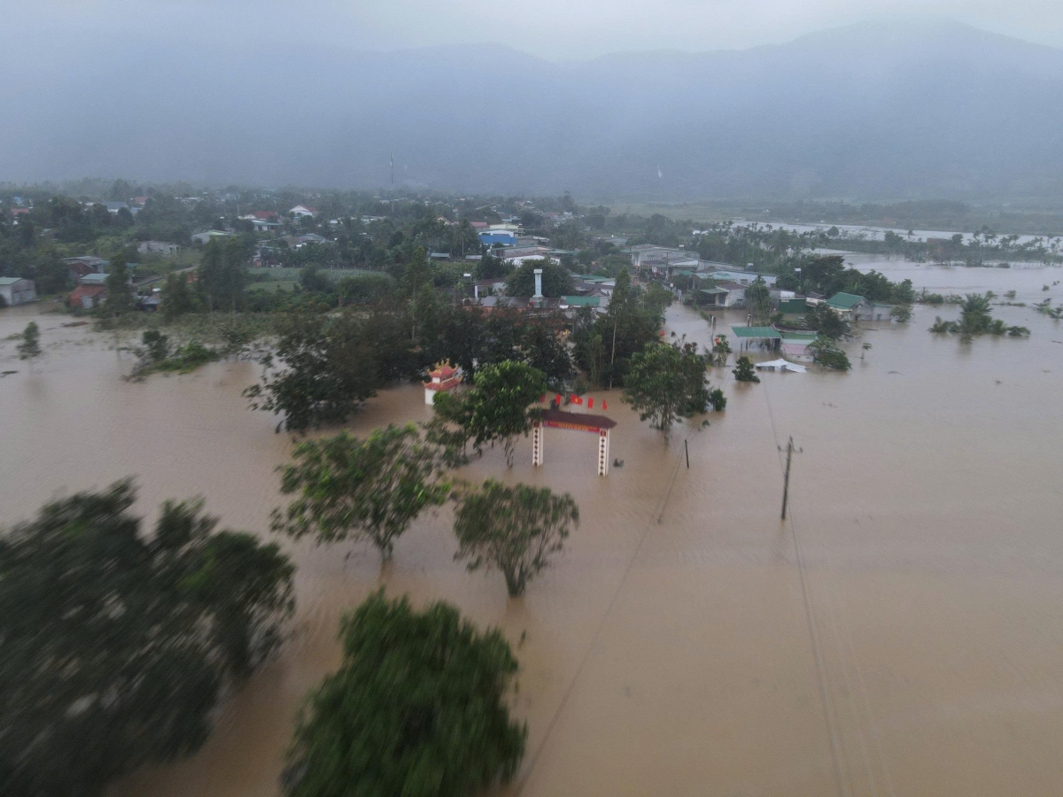 Đến 15h chiều 17/11, bốn thôn 27, 28, 29 và 30 của xã Krông Bông với hơn 500 hộ dân đã bị cô lập hoàn toàn