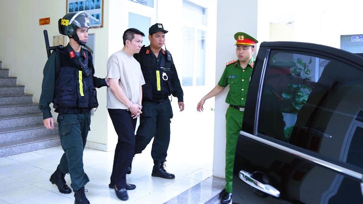 Công an áp giải Nguyễn Quốc Vũ (48 tuổi, ngụ TP.HCM, chồng ca sĩ Đoàn Di Băng). Ảnh: CA