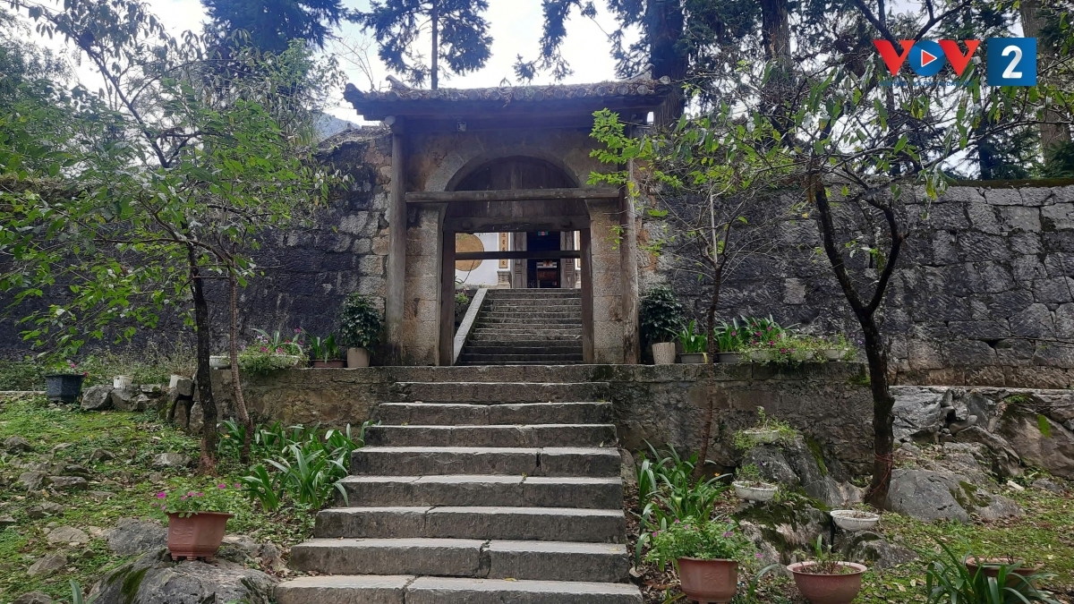 Lối vào trung dinh khu di tích Nhà Vương