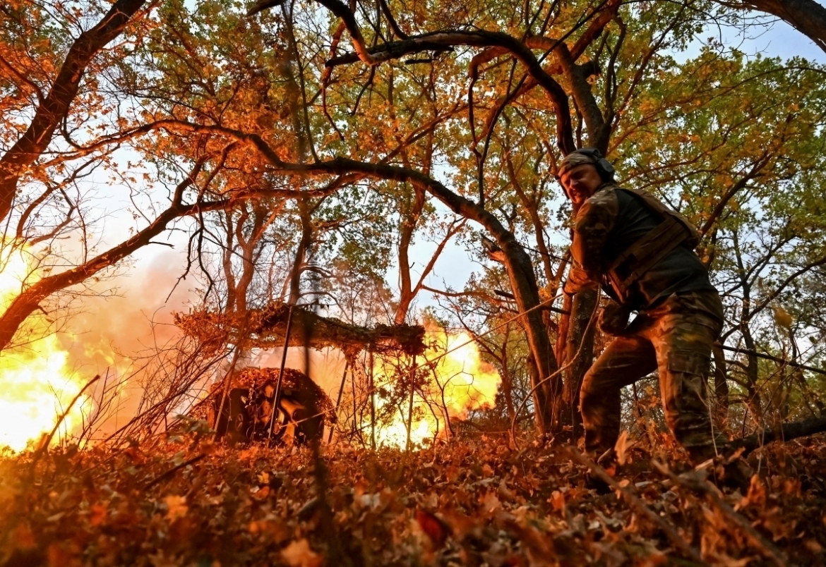 Ukraine khai hỏa lựu pháo D30 về phía quân đội Nga gần Toretsk. Ảnh: Reuters