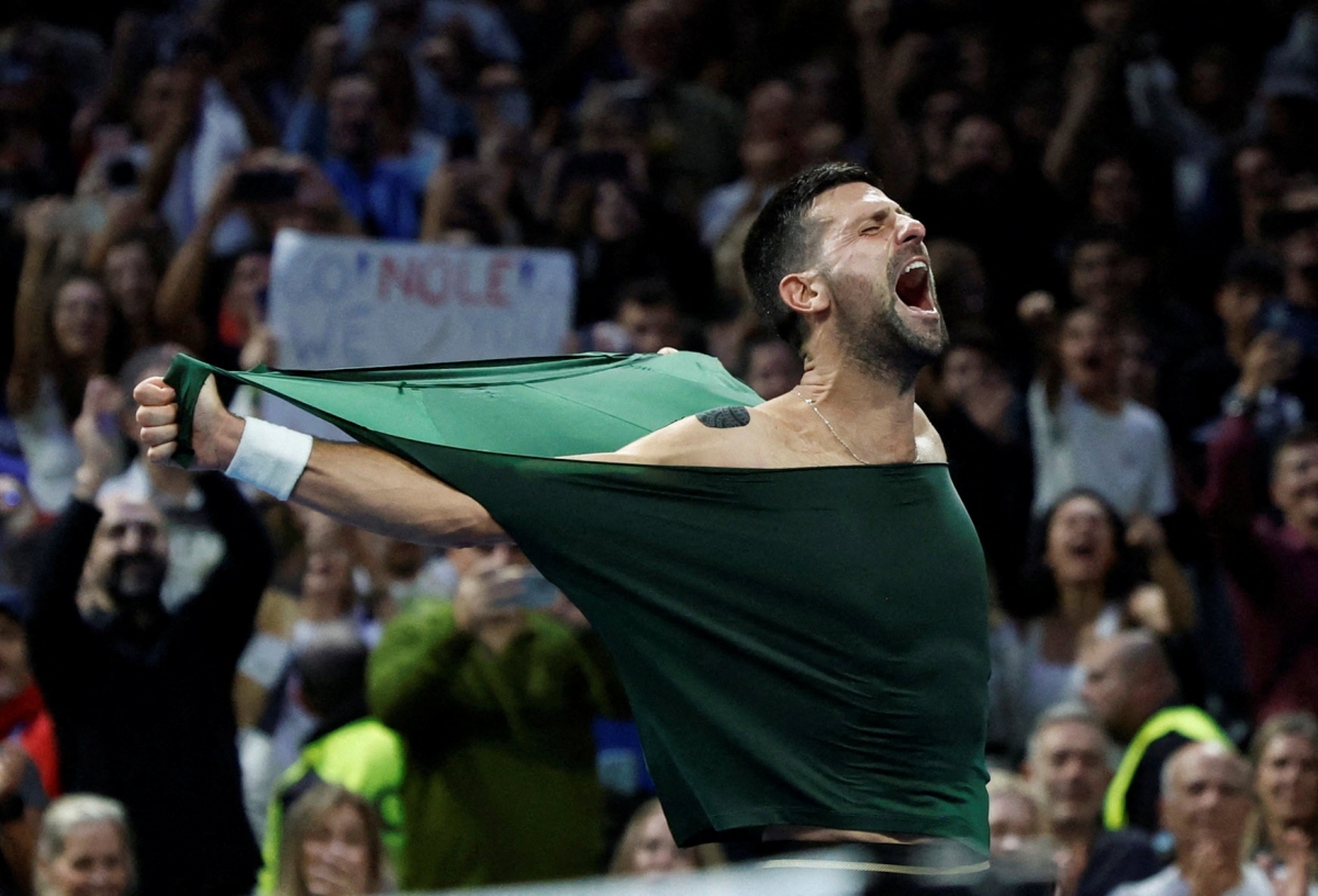 Djokovic có danh hiệu thứ 101, xé áo ăn mừng khi thiết lập nhiều kỷ lục. (Ảnh: Reuters).