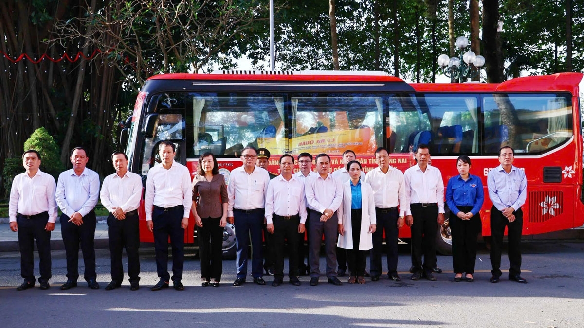 Lãnh đạo tỉnh và đại biểu dự lễ xuất quân (ảnh: Công Nghĩa)