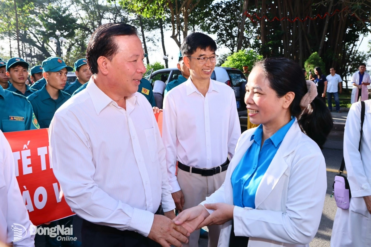 Phó Bí thư Tỉnh ủy, Chủ tịch UBND tỉnh Đồng Nai- Nguyễn Văn Út bắt tay động viên đội ngũ y, bác sĩ (ảnh: Công Nghĩa)