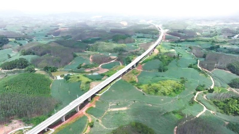 Đoàn tàu vận hành thử nghiệm toàn diện chạy trên đoạn Sùng Tả - Bằng Tường. (Ảnh: Cổng thông tin chính phủ của thành phố Nam Ninh, Quảng Tây)