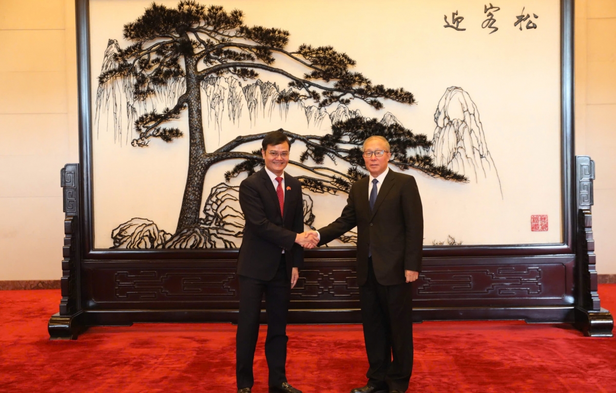 Phó Ủy viên trưởng Nhân đại toàn quốc Trung Quốc Lý Hồng Trung và Bí thư thứ nhất Trung ương Đoàn TNCS Hồ Chí Minh Bùi Quang Huy.