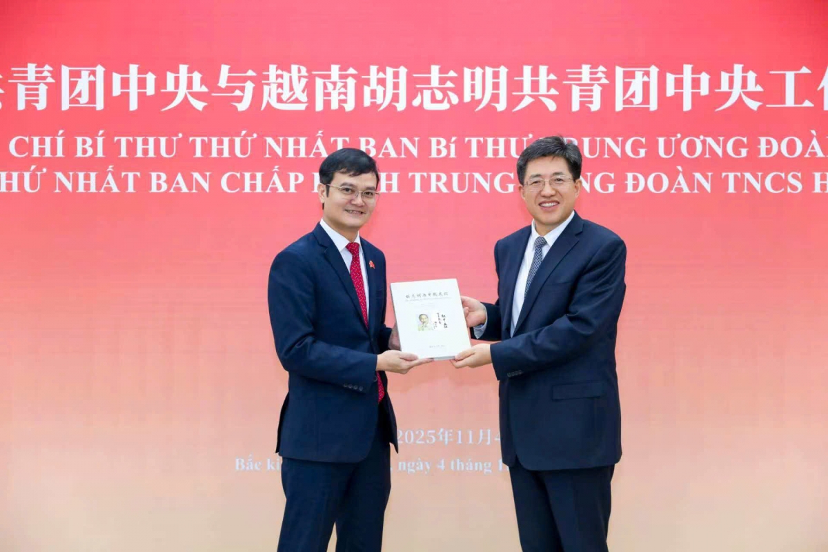 Bí thư thứ nhất Trung ương Đoàn TNCS Hồ Chí Minh Bùi Quang Huy trao quà cho Bí thư thứ nhất Trung ương Đoàn TNCS Trung Quốc A Đông.