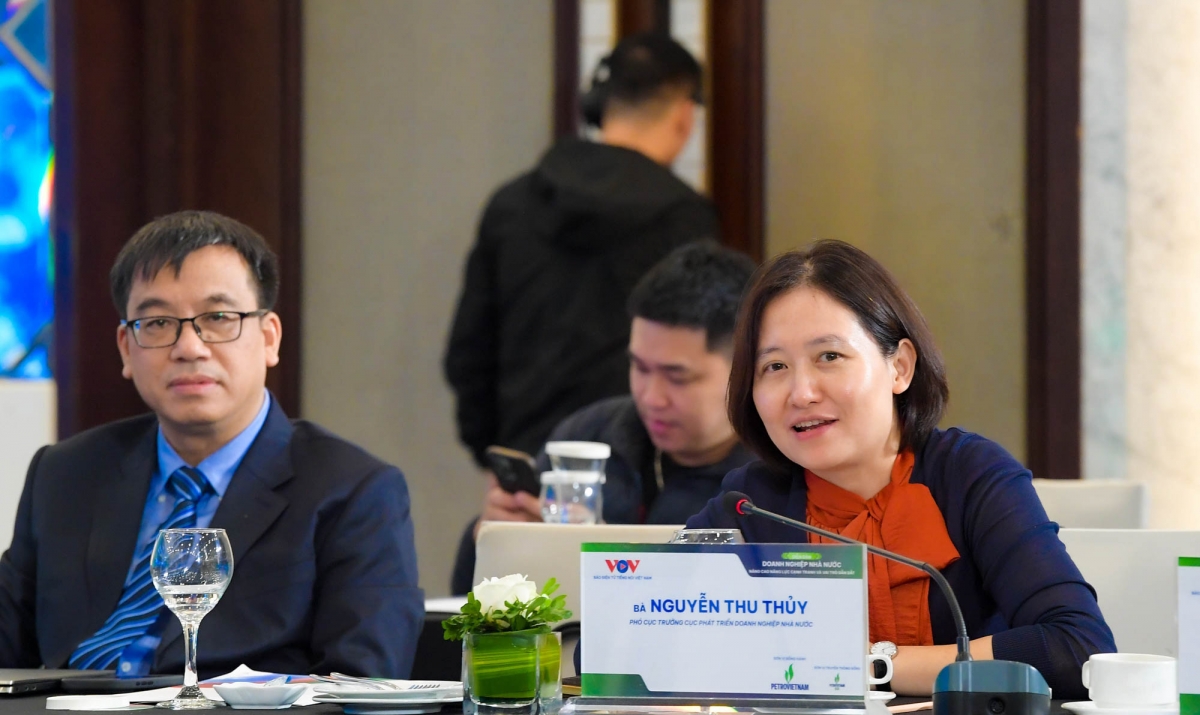 Bà Nguyễn Thu Thủy – Phó Cục trưởng, Cục Phát triển Doanh nghiệp Nhà nước (Bộ Tài chính) trao đổi, giải đáp, chia sẻ các ý kiến của chuyên gia, doanh nghiệp...trong tọa đàm.