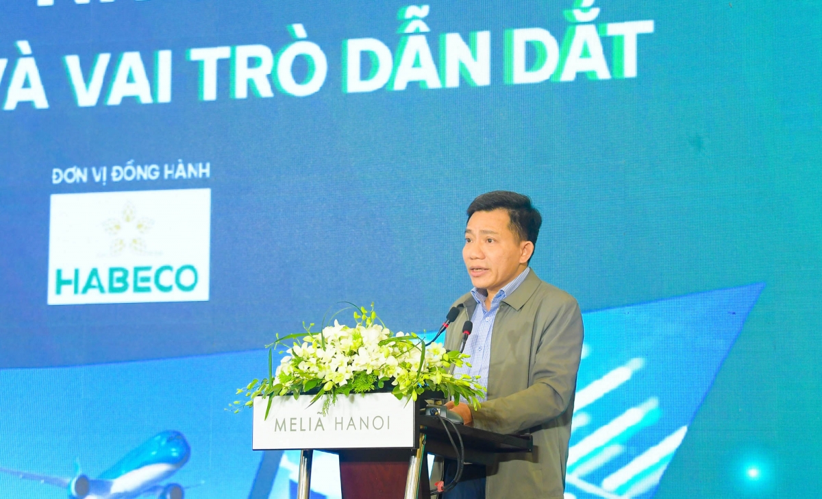 Ông Vũ Tất Thái - Phó Vụ trưởng Vụ Dự báo, thống kê - ổn định tiền tệ, tài chính (NHNN) trình bày tham luận "Cơ chế vốn Nhà nước và huy động nguồn lực tài chính cho doanh nghiệp Nhà nước".