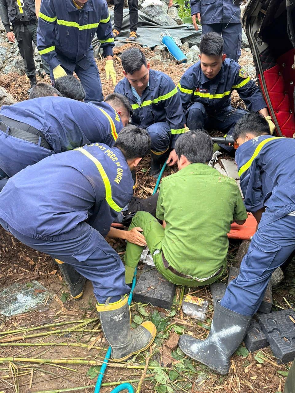 Cứu hộ phá cabin giải cứu 3 người trong vụ lật xe tải ở dốc Cun. Ảnh: Công an Phú Thọ