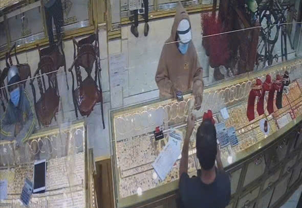 Đối tượng lấy dây chuyền tại tiệm vàng rồi lên xe chạy thoát