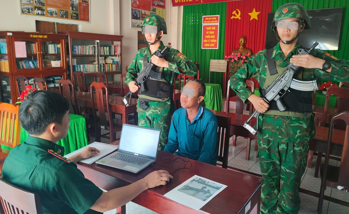 Đối tượng Lê Văn Phúc (mặc áo thun xanh ngồi giữa)