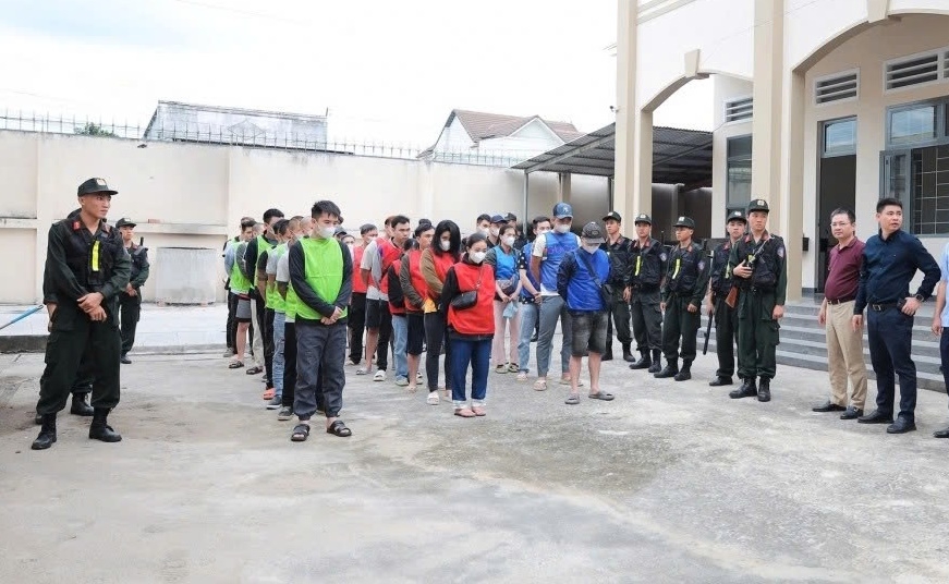Các đối tượng trong đường dây lừa đảo từ Campuchia bị bắt giữ, di lý về Việt Nam. 