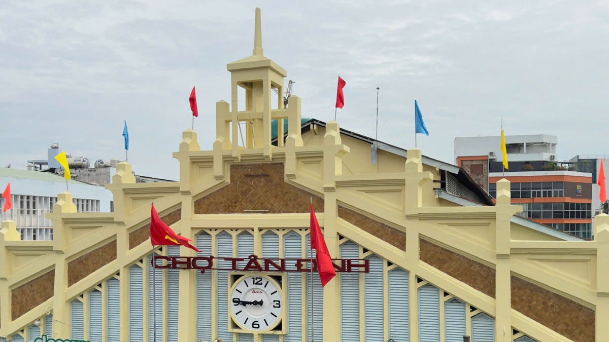 Mặt tiền chợ nổi bật với tháp nhọn cùng hệ cột – đà to và dày, cửa lá sách vòm nhọn, ba tháp chuông và đồng hồ tròn. (Ảnh: T.H)