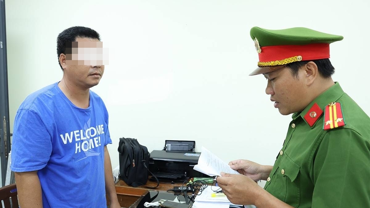 Cơ quan công an tống đạt các quyết định và lệnh bắt tạm giam đối với Đỗ Văn Phương