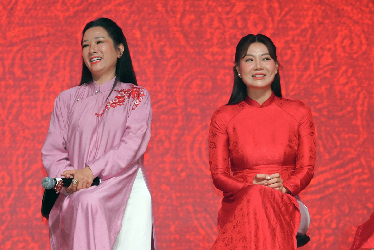 Nghệ sĩ Thanh Thanh Hiền (trái) và Thanh Hương