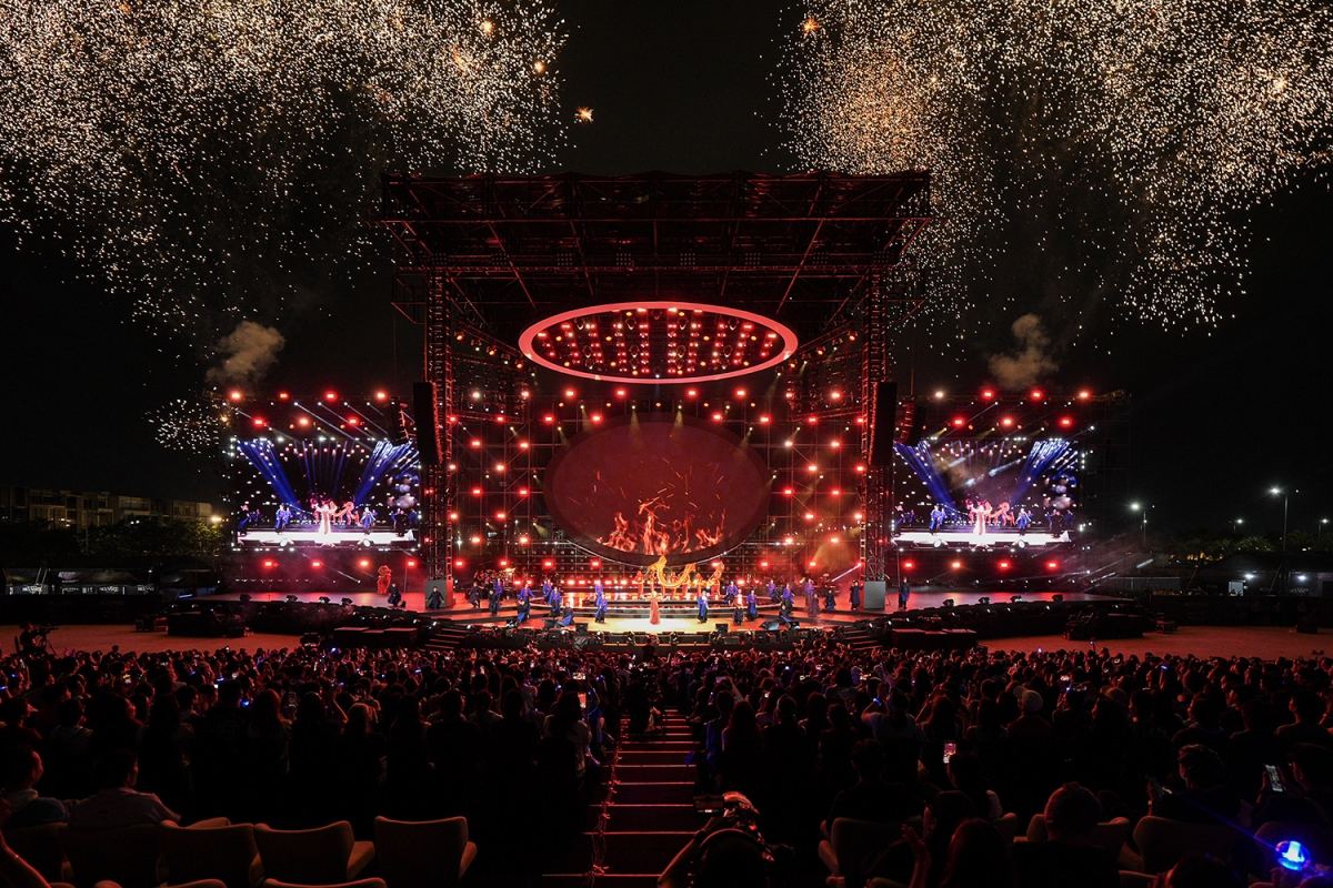 Đêm diễn thu hút gần 10.000 người, trở thành live concert lớn nhất và hoành tráng nhất trong sự nghiệp của Quốc Thiên.