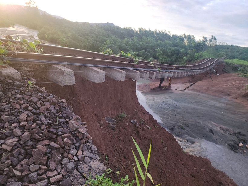 Đường sắt qua khu vực Nam Trung Bộ bị hư hỏng, trôi nền đường, ray treo do bão số 13, không thể chạy tàu.