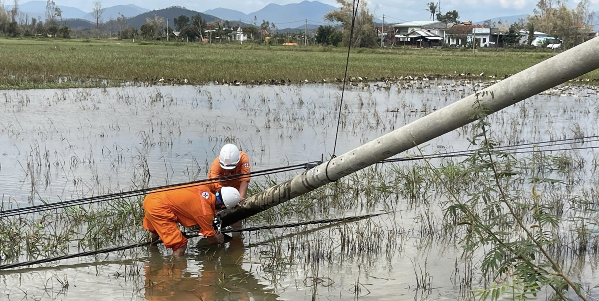 Các công nhân Công ty Thủy điện Buôn Kuốp nỗ lực sửa chữa đường điện hạ thế cùng với công nhân CPC tại Phường Sông Cầu, tỉnh Đắk Lắk.