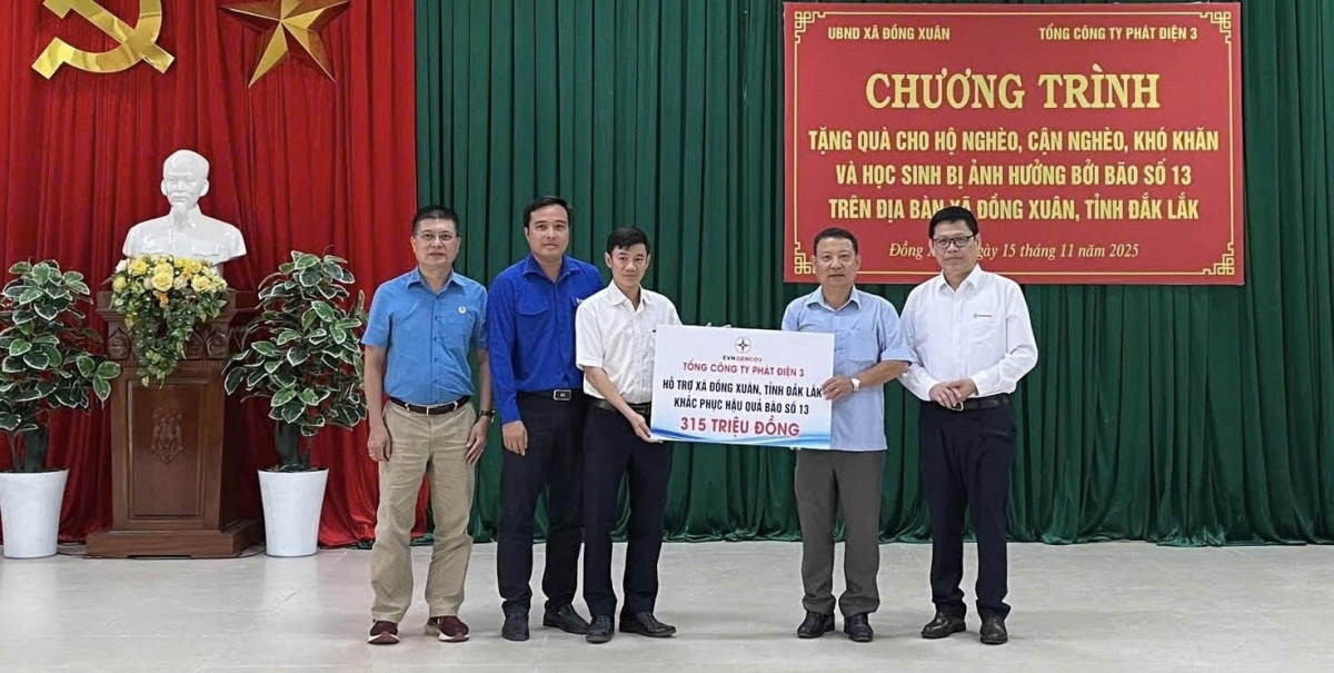 Ông Trần Hữu Thanh - Phó Giám đốc Công ty Nhiệt điện Phú Mỹ và đồng chí Cao Việt Hưng - Bí thư Đoàn cơ sở EVNGENCO3 trao bảng tượng trưng hỗ trợ cho đại diện UBND xã Đồng Xuân, tỉnh Đắk Lắk.