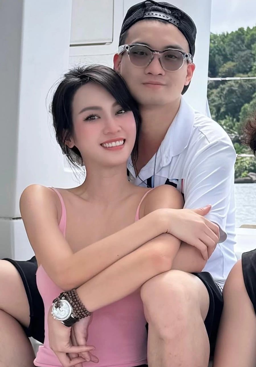 Thiếu gia Đức Phạm gây chú ý khi đăng ảnh ôm ấp á hậu Vũ Thúy Quỳnh trong lòng và viết 'Yêu em' trên trang cá nhân. Đây là lần đầu chồng cũ Diệp Lâm Anh công khai mối quan hệ mới, sau hơn hai năm ly hôn nữ diễn viên.