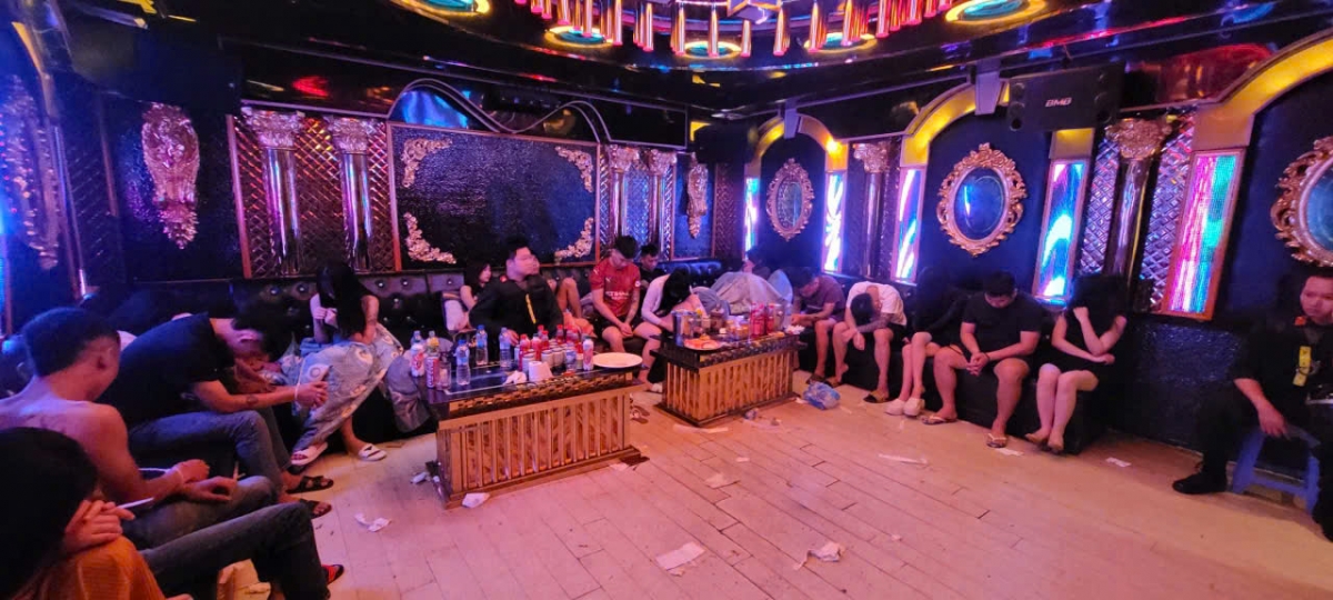 Quá trình kiểm tra 3 quán karaoke, cảnh sát phát hiện 91 đối tượng có dấu hiệu sử dụng, tổ chức sử dụng trái phép chất ma túy. Ảnh: Cục C04 cung cấp