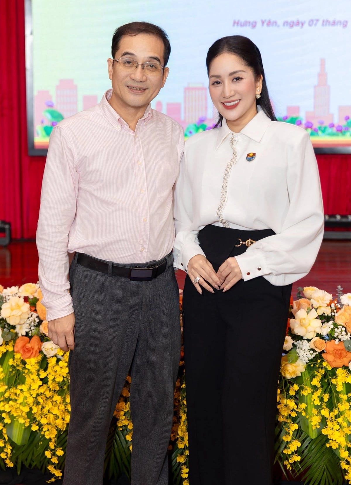 Kiện tướng dancesport Khánh Thi hiếm hoi khoe ảnh chụp cùng anh trai Xuân Huy. Hai anh em cô cùng dự một sự kiện ở Hưng Yên, vài ngày trước. 'Anh tôi là người chơi vĩ cầm cực đỉnh. Mỗi lần anh chạm vào cây đàn, tiếng vĩ cầm vang lên, tôi lại nghẹn ngào xúc động, nổi da gà', Khánh Thi cho biết.