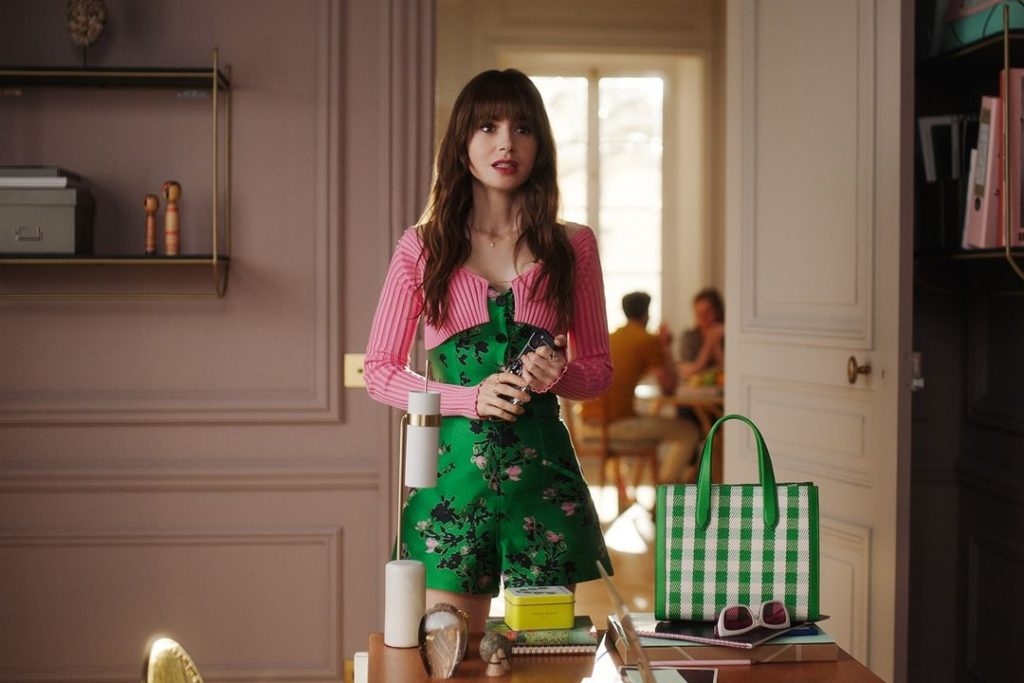 Lily Collins trong vai Emily Cooper – hình ảnh rực rỡ, lạc quan và cá tính, biểu tượng của thế hệ streaming. (Ảnh: Netflix)