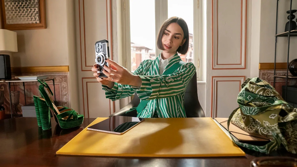 Emily nở nụ cười với mái tóc bob mới – biểu tượng thay đổi, trưởng thành và tự tin trong phần 5.(Ảnh: Netflix)