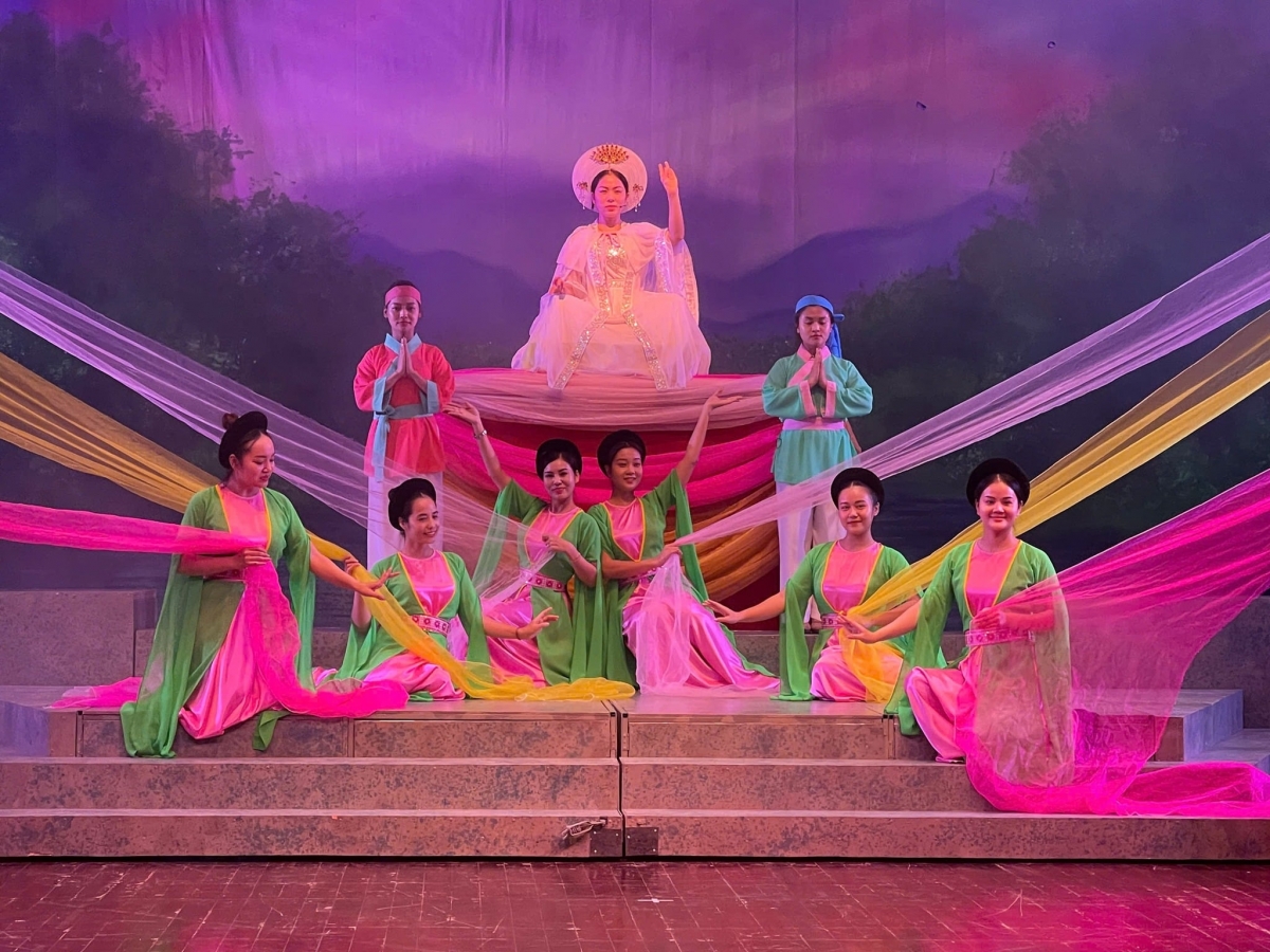 Vở "Mẫu ngự trời Nam" chuyển thể từ tiểu thuyết "Dạ khúc Quỳnh Hoa".