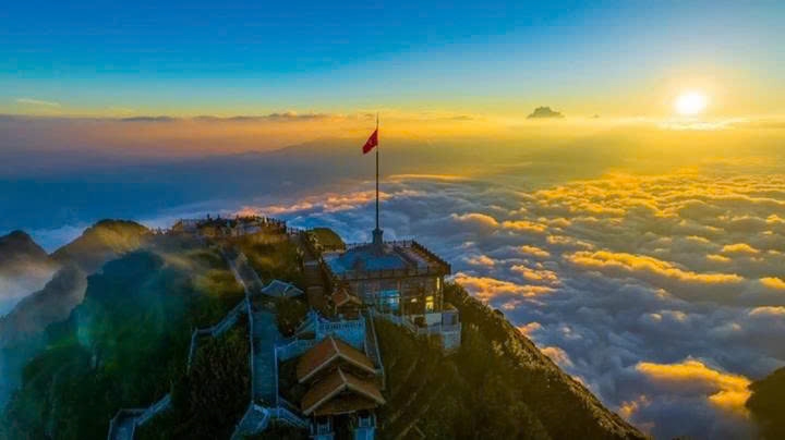 Fansipan được mệnh danh là “nóc nhà Đông Dương”.