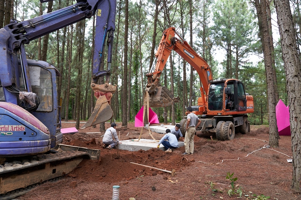 Tác phẩm Sen của Lê Thị Hiền được lắp đặt giữa rừng thông Đại Lải (Ảnh: Flamingo)