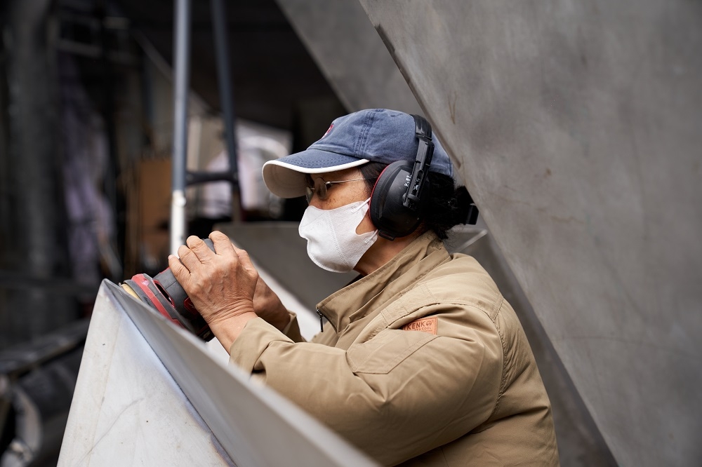 Lê Thị Hiền đang làm việc tại xưởng (Ảnh: Flamingo)