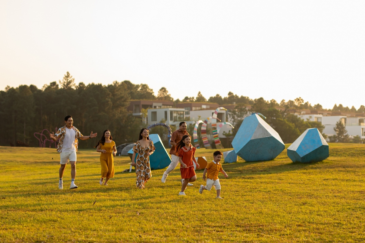 Du khách tận hưởng những khoảnh khắc thư giãn giữa không gian nghệ thuật