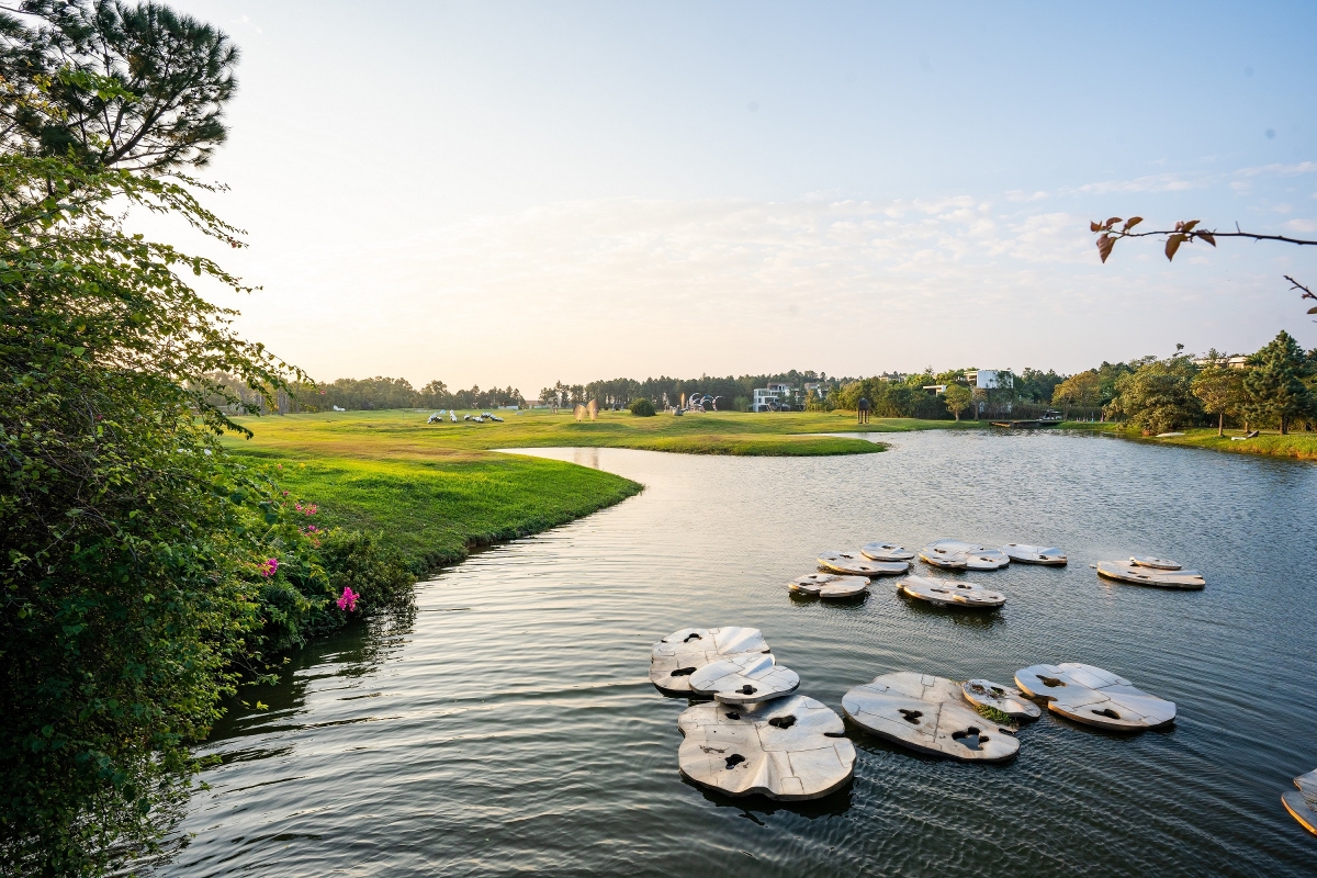 Tác phẩm “Sen” của Nhà điêu khắc Nguyễn Huy Tính bền bỉ hiện diện suốt 10 năm qua giữa không gian mặt nước