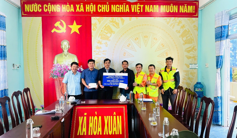 Ông Trần Lê Trung Hiếu - Uỷ viên BTV Đảng uỷ, Phó Chủ tịch Công đoàn Tổng Công ty trao số tiền 200.000.000 triệu đồng do cán bộ, đảnh viên, đoàn viên công đoàn Tổng Công ty quyên góp hỗ trợ cho bà con xã Hoà Xuân, tỉnh Đắk Lắk